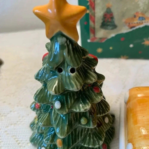 Christmas Salt and Pepper Set Christmas Tree and Taxi Cab so Cute Vintage - Picture 3 of 8